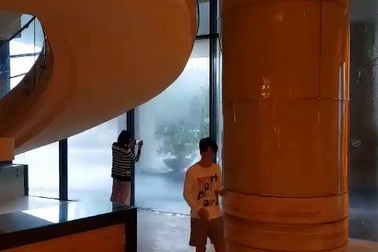 Hình ảnh mưa bão ở Khánh Hòa, nhìn từ trong Khách sạn Sheraton