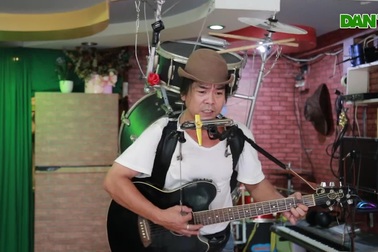 Nhạc sĩ đường phố chạy xe ôm kiếm tiền duy trì đam mê