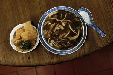 Đổ xô thưởng thức súp rắn giá 100 ngàn đồng/bát 