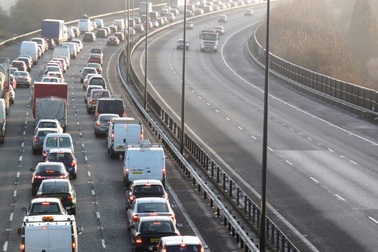 Bất chấp lệnh phong toả, lượng xe lưu thông tại Anh tăng trở lại