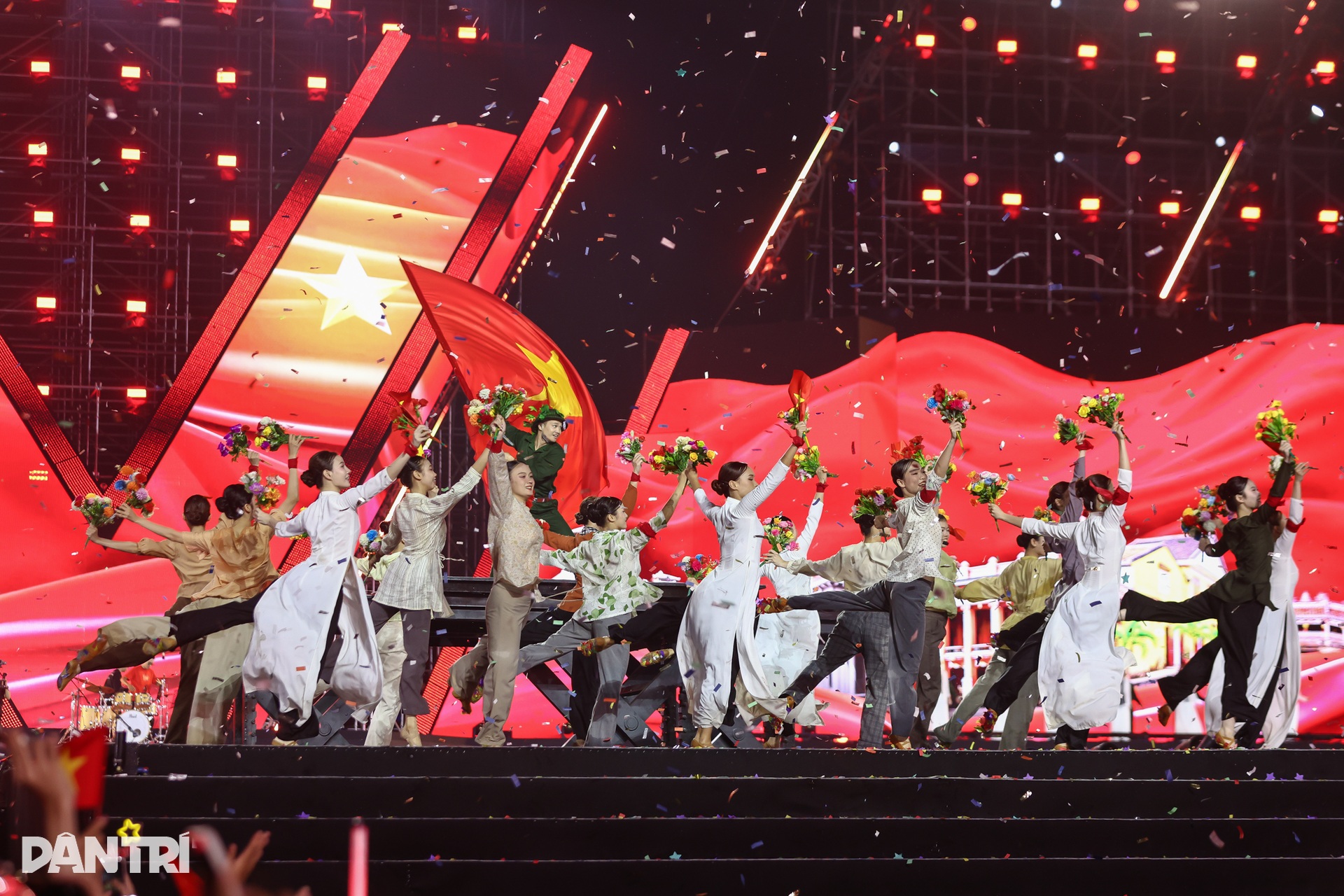 70.000 khán giả hòa nhịp đập yêu nước trong concert Tổ quốc trong tim - 2 70.000 khán giả hòa nhịp đập yêu nước trong concert Tổ quốc trong tim - 2