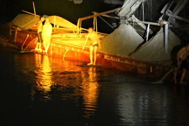 Cát tặc xuyên đêm “rút ruột” sông Ngàn Phố