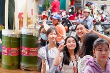 Cà phê ống tre gắn cờ đỏ sao vàng gây sốt, khách xếp hàng cả tiếng chờ mua