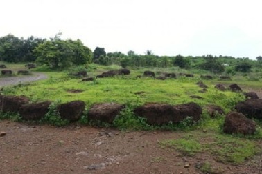 Bí ẩn bãi đá hình người giữa rừng sâu