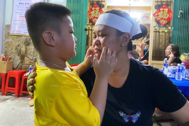 Vợ công nhân tử vong dưới cống TPHCM: "Con bảo cha ăn nấm độc nên xỉu"