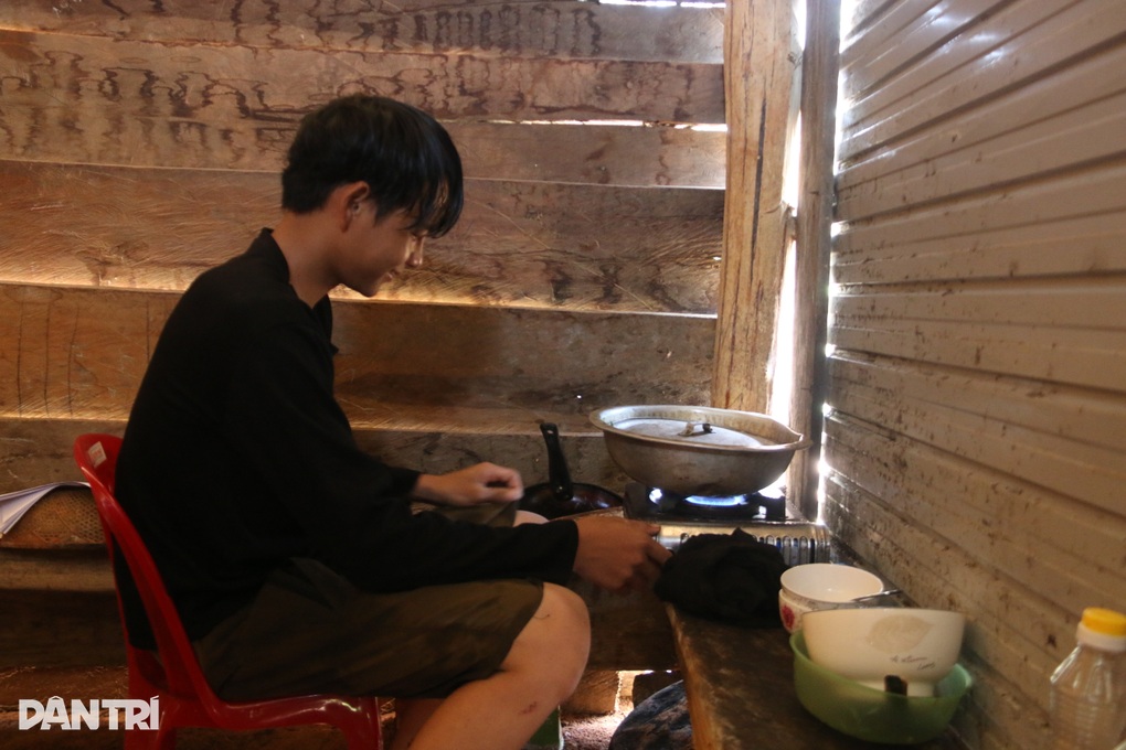 Xót cảnh anh trai mồ côi dành hết học bổng để sửa nhà cho em - 9 Xót cảnh anh trai mồ côi dành hết học bổng để sửa nhà cho em - 9