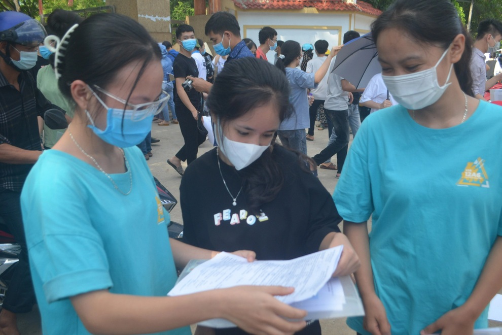 Thí sinh nhận định đề thi tiếng Anh dễ, làm được 90% bài thi - 7 Thí sinh nhận định đề thi tiếng Anh dễ, làm được 90% bài thi - 7
