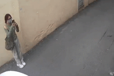 Cô gái bị giật điện thoại trong lúc đang chụp ảnh cho bạn