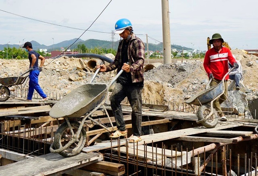 Hướng dẫn viên du lịch mướt mồ hôi ở... công trình xây dựng - 4 Hướng dẫn viên du lịch mướt mồ hôi ở... công trình xây dựng - 4