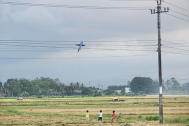Quảng Ngãi: Nghiêm cấm học sinh thả diều gần đường dây điện