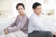 Vợ chồng tôi ngã ngửa khi con trai đòi đưa bạn gái về nhà "sống thử"