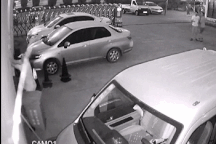 Clip "người hùng" đỡ em bé rơi từ tầng 3 khiến dân mạng thán phục