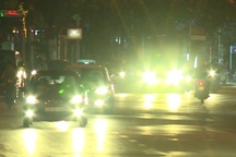 Bật đèn pha khi gặp xe đi ngược chiều sẽ bị phạt tới 1 triệu đồng