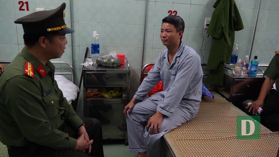 Phát hiện hàng “nóng” trong nhà đối tượng hành hung Đại úy công an - 2 Phát hiện hàng “nóng” trong nhà đối tượng hành hung Đại úy công an - 2