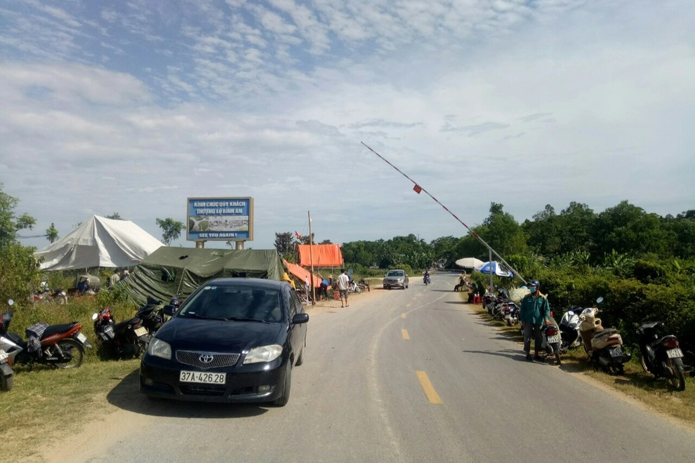 Lên rừng chặt lá cọ về lợp giúp giảm nhiệt cho chốt phòng dịch Covid-19 - 2 Lên rừng chặt lá cọ về lợp giúp giảm nhiệt cho chốt phòng dịch Covid-19 - 2