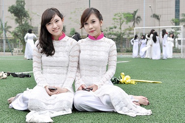 Sắc trắng tinh khôi ngập tràn Ngày hội áo dài chuyên Ams