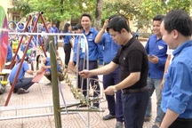 Biến rác thải thành khu vui chơi giải trí cho con trẻ ở một huyện nghèo