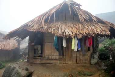 Nhà kiên cố khóa trái cửa, học sinh co ro trong lều tạm