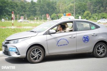 Cục CSGT giải đáp thắc mắc "không sử dụng cùng lúc 2 hạng giấy phép lái xe"