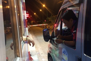 BOT Cai Lậy thu phí trở lại, tài xế trả tiền lẻ được thối lại 100 đồng