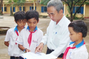 Ông giáo làng viết sử về Hoàng Sa