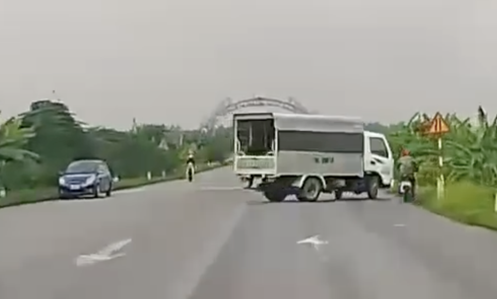 Thầy giáo dạy lái ô tô bị phạt nguội vì ép người đi xe máy - 1 Thầy giáo dạy lái ô tô bị phạt nguội vì ép người đi xe máy - 1