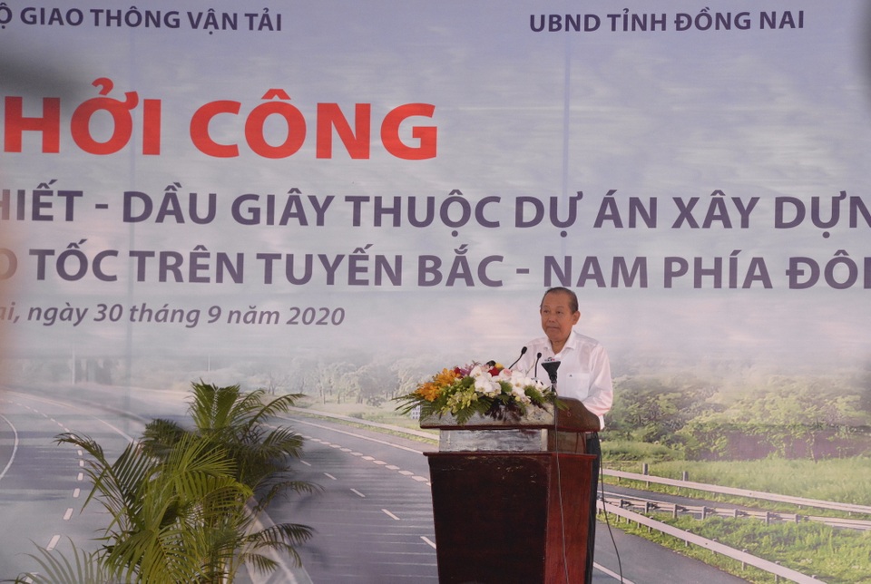 Phó Thủ tướng nhấn nút khởi công dự án cao tốc Phan Thiết - Dầu Giây - 1 Phó Thủ tướng nhấn nút khởi công dự án cao tốc Phan Thiết - Dầu Giây - 1