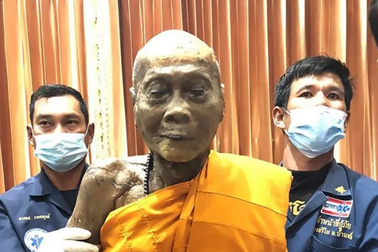 Thi thể nhà sư Thái Lan mỉm cười sau 2 tháng qua đời