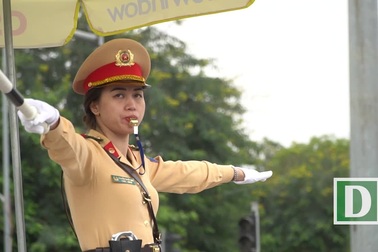 Một ngày làm việc của "bông hồng" Cảnh sát giao thông Hà Nội