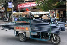 Xe ba bánh chở hàng cồng kềnh nghênh ngang trên đường phố