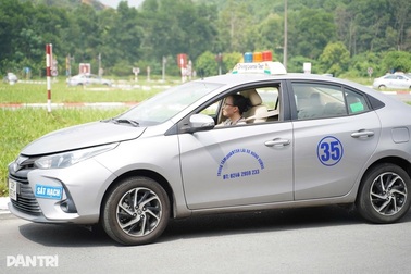 Cục CSGT giải đáp thắc mắc "không sử dụng cùng lúc 2 hạng giấy phép lái xe"