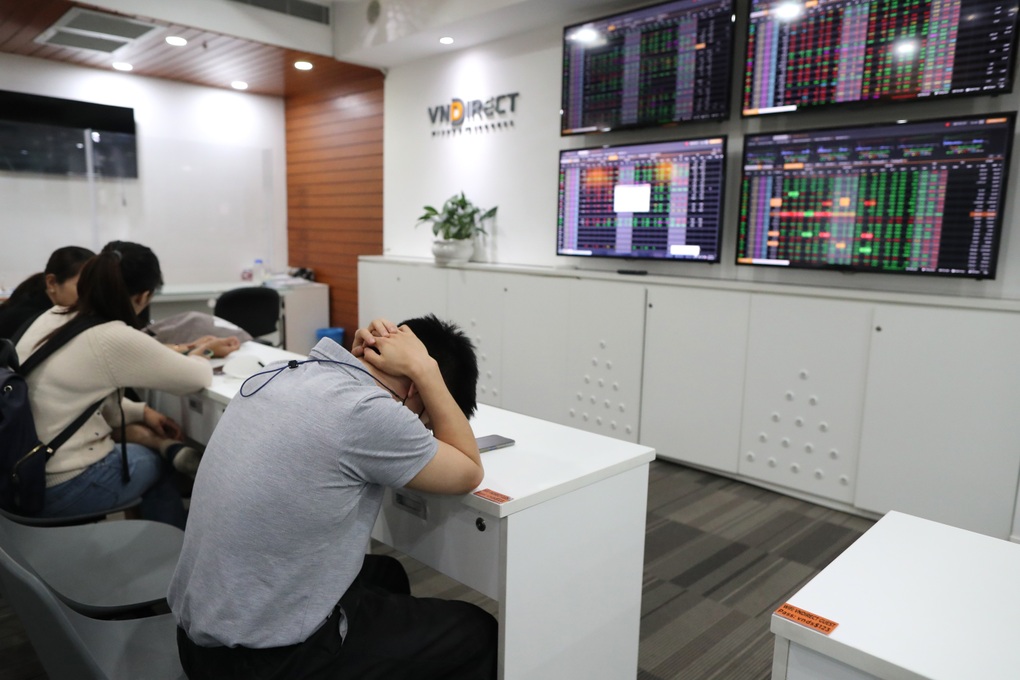Cổ phiếu ông lớn giảm mạnh, thị trường vẫn chật vật - 1 Cổ phiếu ông lớn giảm mạnh, thị trường vẫn chật vật - 1