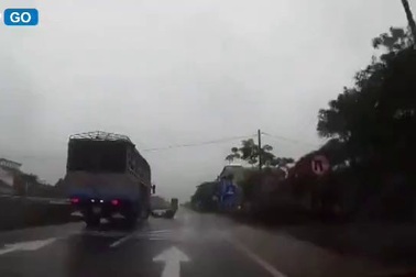 Thoát chết thần kỳ khi ngã ngay trước đầu xe tải do đường trơn trượt