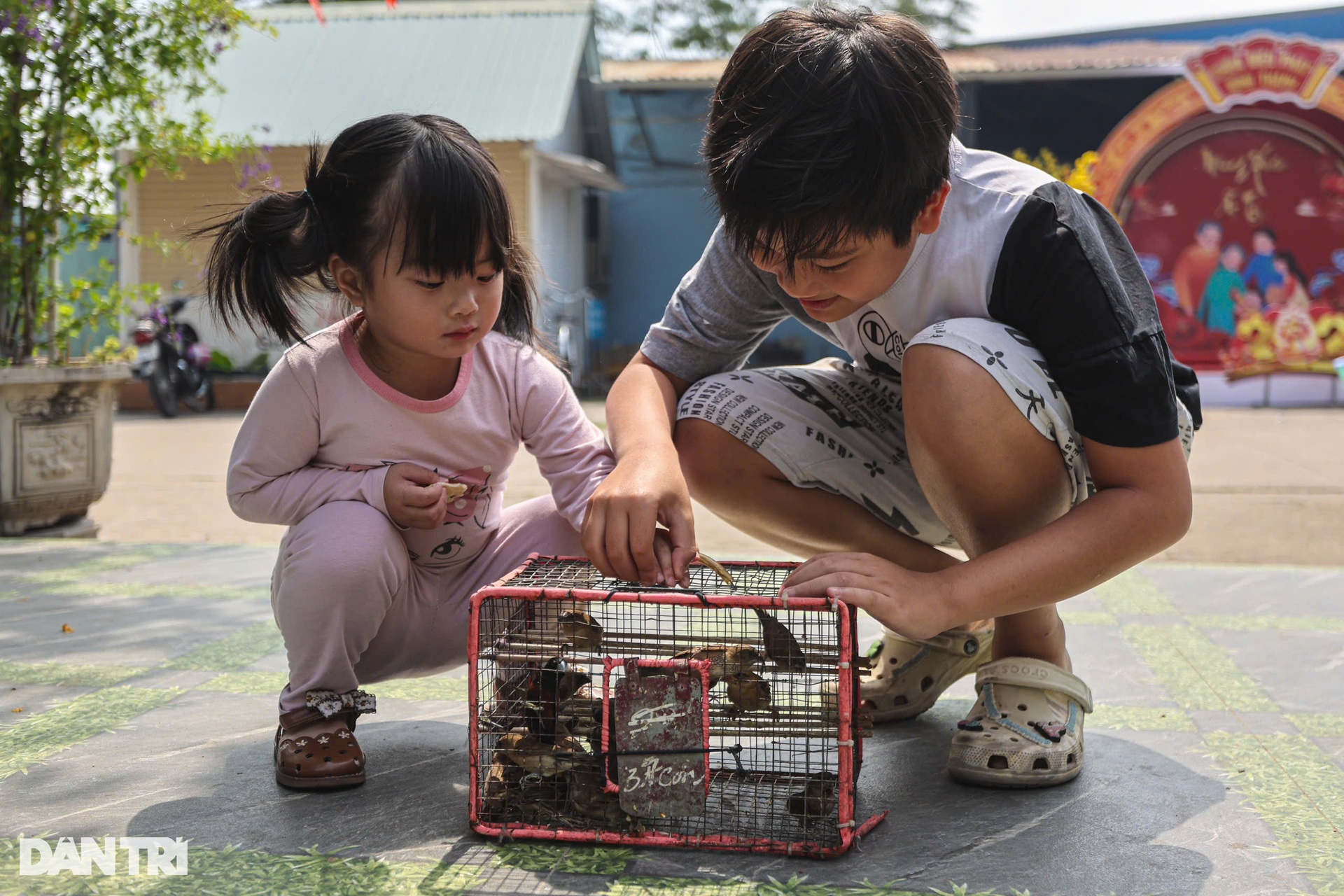 Người dân đi ghe thả cá chép, tiễn ông Táo giữa sông Sài Gòn - 9 Người dân đi ghe thả cá chép, tiễn ông Táo giữa sông Sài Gòn - 9