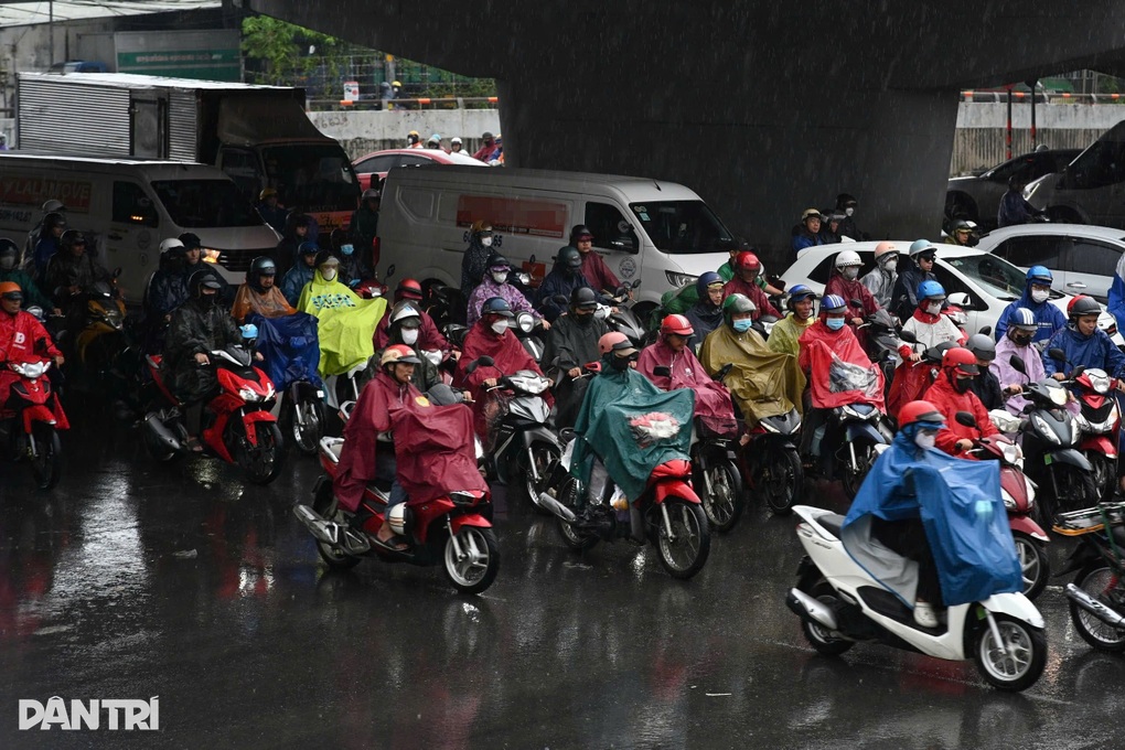 TPHCM mưa dông từ sáng sớm, cảnh báo ngập và gió giật mạnh - 1