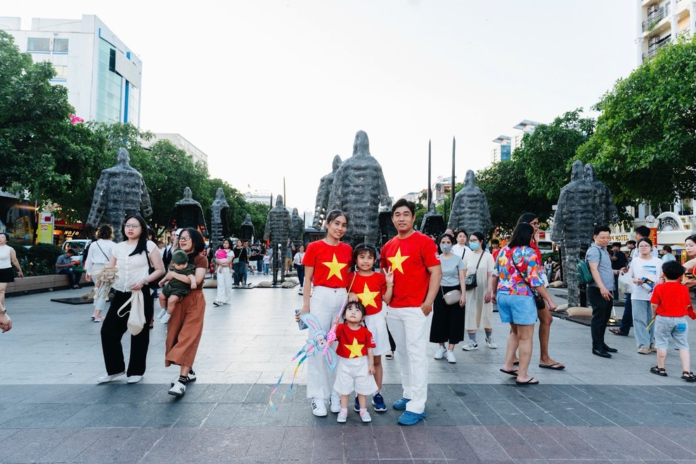 Nghệ sĩ treo xe tăng ngược cao hàng chục mét được báo quốc tế khen ngợi - 1 Nghệ sĩ treo xe tăng ngược cao hàng chục mét được báo quốc tế khen ngợi - 1