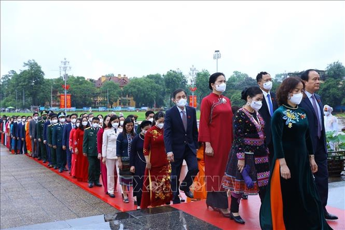 Đại biểu dự họp Quốc hội vào Lăng viếng Chủ tịch Hồ Chí Minh - 3 Đại biểu dự họp Quốc hội vào Lăng viếng Chủ tịch Hồ Chí Minh - 3