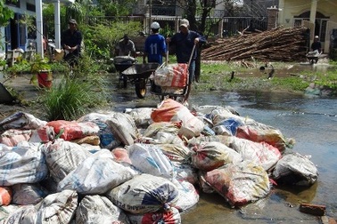 Triều cường gây vỡ bờ bao, nhà dân ngập sâu trong nước