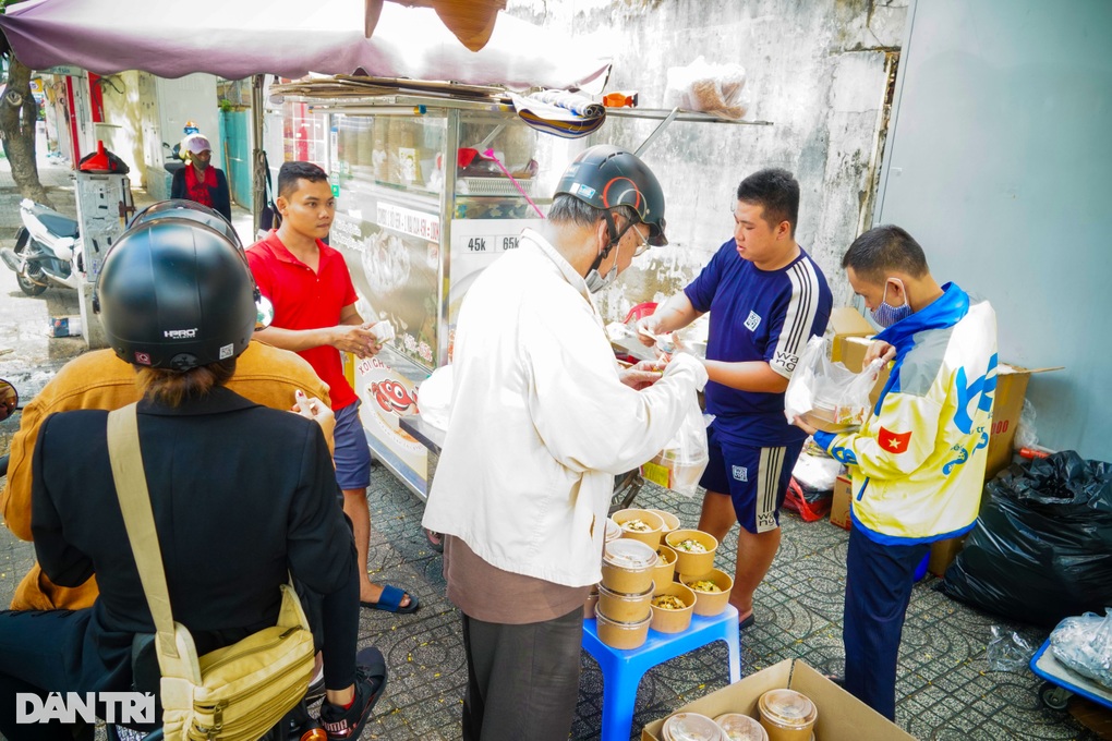 Nấu xôi nhà giàu bán, tài xế nghèo không ngờ khách chờ cả tiếng đợi mua - 1