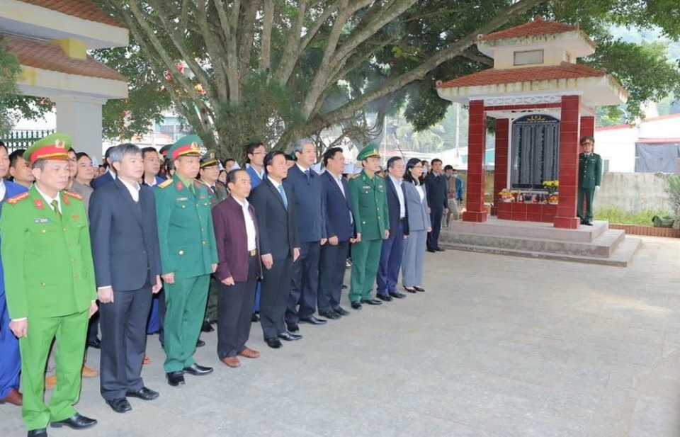 Bí thư Thanh Hóa thăm, tặng quà bộ đội biên phòng và gia đình chính sách - 3 Bí thư Thanh Hóa thăm, tặng quà bộ đội biên phòng và gia đình chính sách - 3