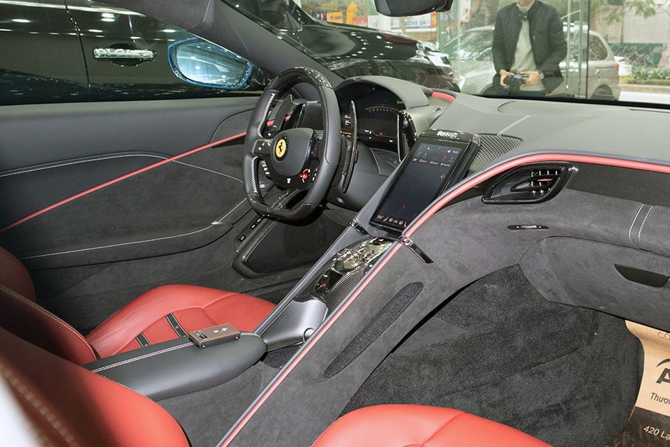 Soi chi tiết Ferrari Roma: Siêu xe 20 tỷ độc nhất châu Á vừa về Việt Nam - 7 Soi chi tiết Ferrari Roma: Siêu xe 20 tỷ độc nhất châu Á vừa về Việt Nam - 7