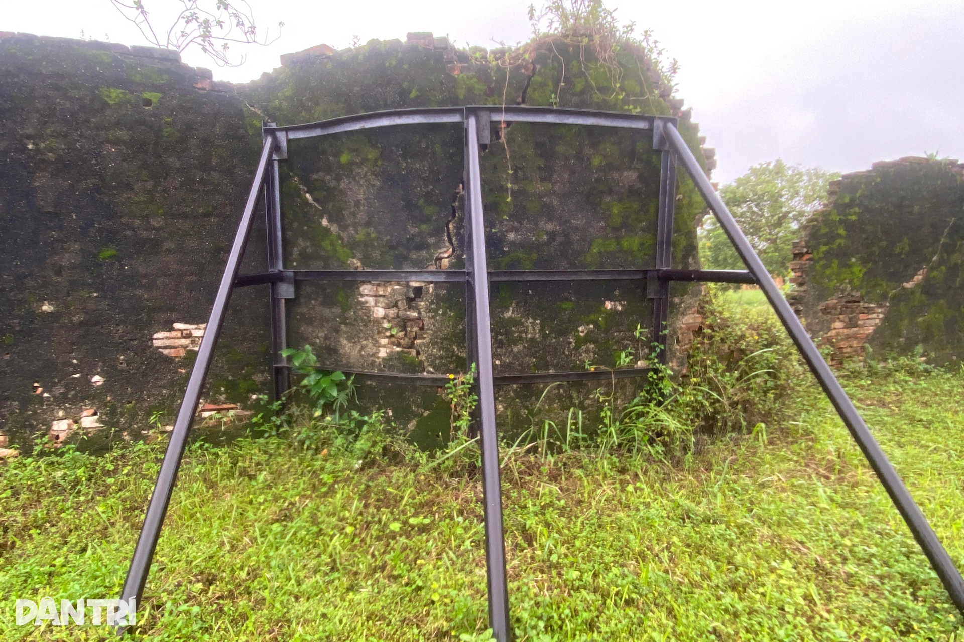 Cận cảnh đoạn tường đổ sập, cột gỗ ẩm mốc bên trong Hoàng thành Huế - 8 Cận cảnh đoạn tường đổ sập, cột gỗ ẩm mốc bên trong Hoàng thành Huế - 8