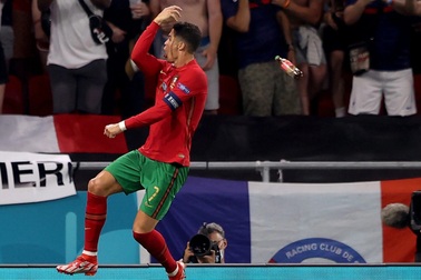 C.Ronaldo bị ném nguyên chai nước ngọt khi ăn mừng bàn thắng