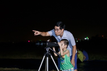 Hàng trăm người ngắm mưa sao băng rực rỡ nhất năm tại Công viên Thiên văn học