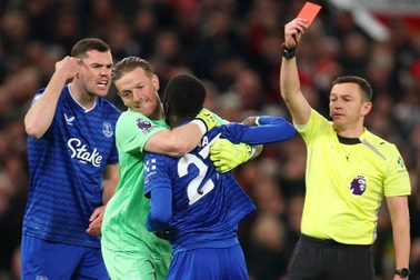 Xuất hiện tấm thẻ đỏ hiếm gặp trong trận thua của Man Utd