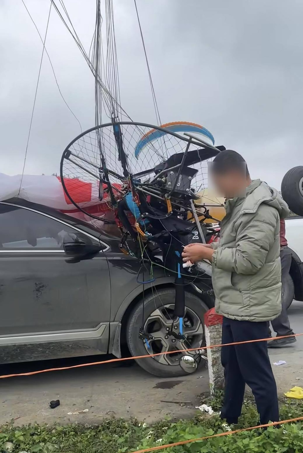 Khoảnh khắc chứng kiến dù lượn rơi trúng ô tô ở Tuyên Quang - 1