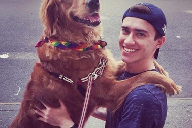 “Nàng chó” thân thiện nhất thế giới thích ôm ấp du khách lạ