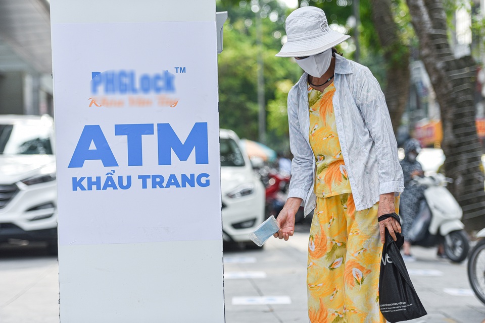 Sau ATM gạo, Hà Nội xuất hiện ATM khẩu trang đầu tiên - 3 Sau ATM gạo, Hà Nội xuất hiện ATM khẩu trang đầu tiên - 3