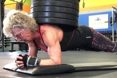 Ngoại hình ấn tượng của cụ bà U80 tập tạ trăm cân