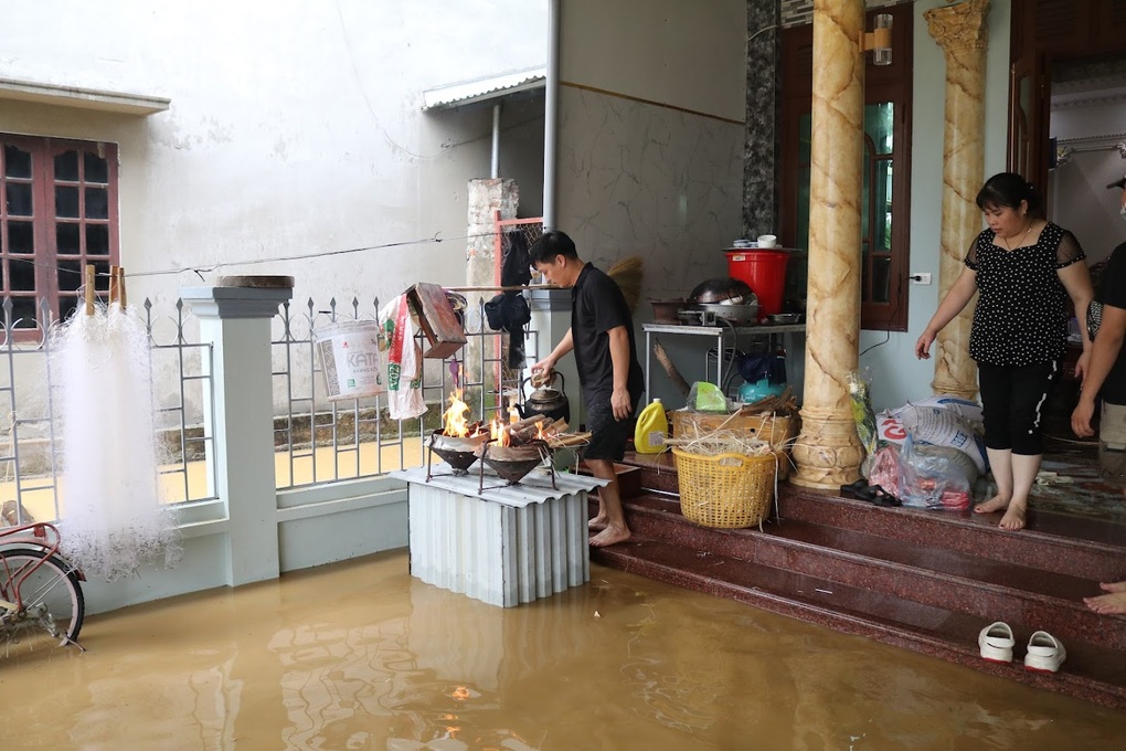 Hà Nội di dời hơn 200 hộ dân do mưa lũ - 2 Hà Nội di dời hơn 200 hộ dân do mưa lũ - 2